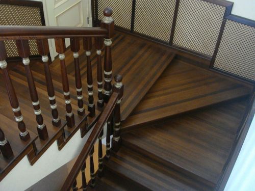 Лестница поворотная: онлайн 3D на 180, чертежи на второй этаж, 90 градусов, фото деревянной площадки, ступени