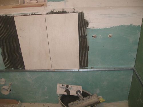 Можно ли класть плитку на краску: как положить на окрашенную стену, на какую поверхность клеить кафель