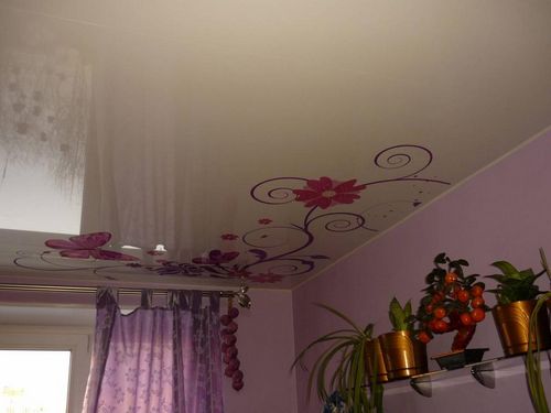 Наклейки на потолок: что можно, фосфорные и виниловые, фото светящихся и декоративных на стену