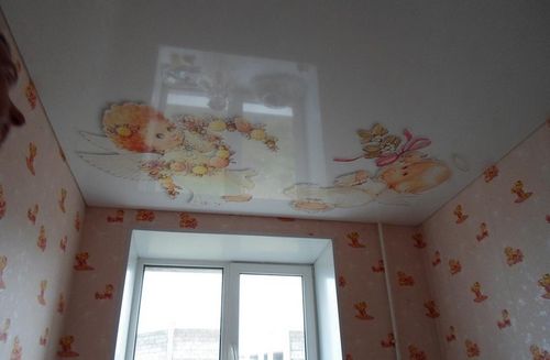 Наклейки на потолок: что можно, фосфорные и виниловые, фото светящихся и декоративных на стену