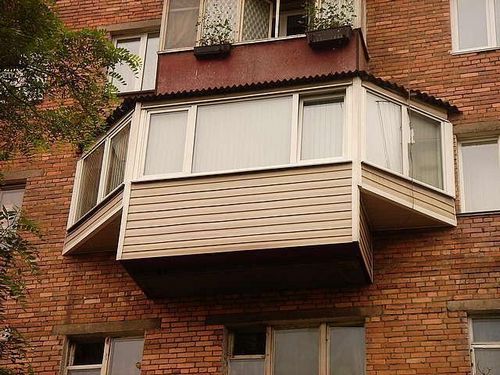 Обшить балкон (73 фото): чем обшивают изнутри и снаружи, лучше обшивка пластиком или ламинатом