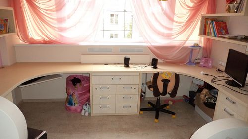 Письменный стол для двоих детей (79 фото): детские столы для школьников вдоль окна