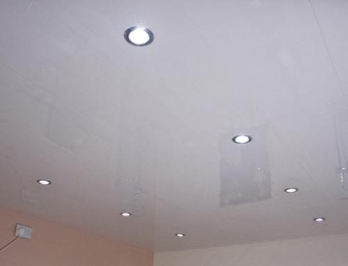 Пластиковый потолок в ванной: своими руками, видео как сделать в ...