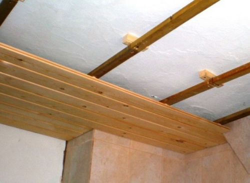Потолок из бруса в квартире - особенности материала и порядок монтажа