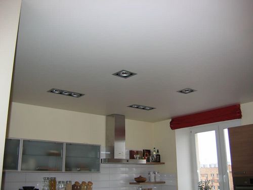 Потолок кухни натяжной фото: с газовой плитой, отзывы, недостатки и проблемы, дизайн, плюсы и минусы в гостиной, совмещенной с кухней, видео