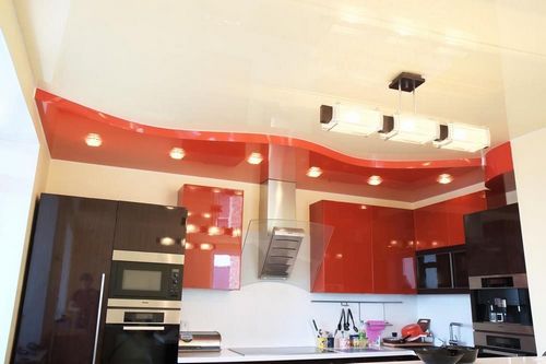 Потолок кухни натяжной фото: с газовой плитой, отзывы, недостатки и проблемы, дизайн, плюсы и минусы в гостиной, совмещенной с кухней, видео