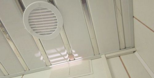 Реечный и панельный потолок в санузлах - особенности и монтаж