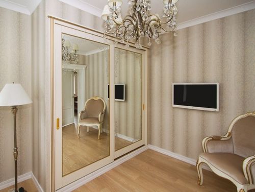 Шкафы в классическом стиле (47 фото): зеркальный шкаф в прихожую, мебель для спальни, классика и неоклассика