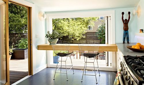 Стол-подоконник (47 фото): в комнате подростка вдоль окна, встроенный стол вместо подоконника, дизайн для гостиной во всю стену, длинные варианты для двоих