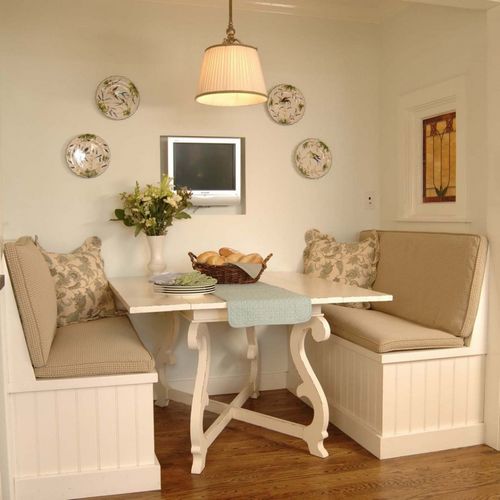 Стол в гостиную (50 фото): выбираем маленький столик и со стульями для зала, современные идеи дизайна интерьера в стиле «классика»