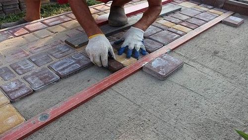Укладка тротуарной плитки на отсев своими руками