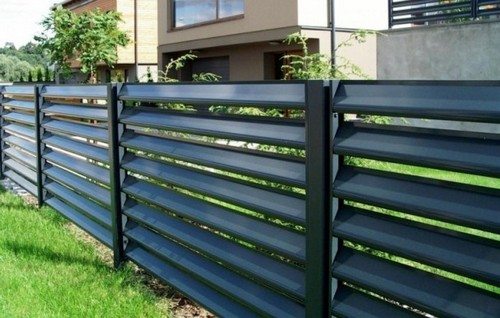 Забор жалюзи (41 фото): металлические горизонтальные жалюзийные конструкции, ограждения из металла