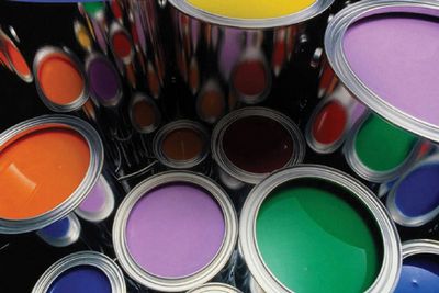 Выбор плинтуса под покраску, как и чем можно покрасить плинтус мдф, пенопластовый, полиуретановый, пластиковый, советы по выбору краски и лака