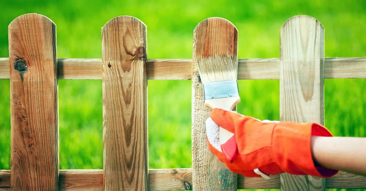 Как и чем обновить свой деревянный забор?