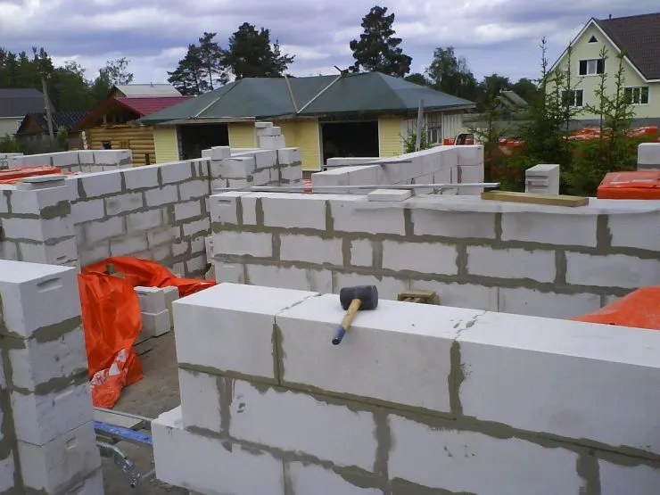 Стены из газобетона: особенности постройки домов и их изоляции (72 фото + видео)