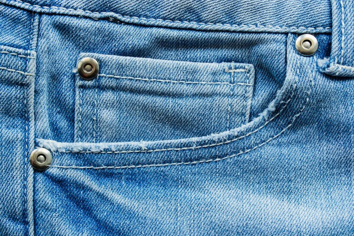 Джинс 43 глава. Levis джинсы Denim&Rivets. Клепки на карманах джинсов. Джинсы с клепками.