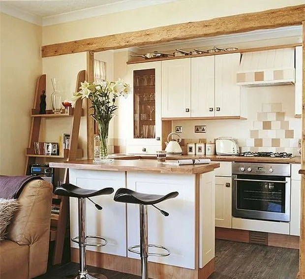 На фото: кухня и столовая в провансальском и деревенском стиле, Гостиная, Внутренняя отделка