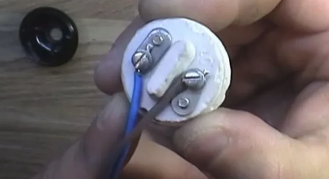 куда и как подключать провода на керамическом вкладыше патрона