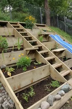 A good idea for backyards that aren't exactly flat. A local landscaping contractor can help you create this and more for your yard! Garden Steps, Diy Projects, Tiered Garden, Pallet Projects