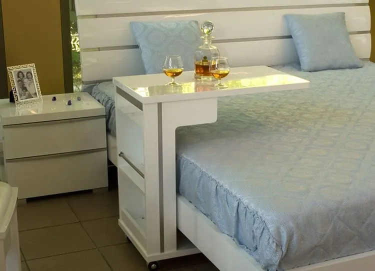 Мобильный столик можно использовать не только для завтрака в постели, но и в любом другом месте