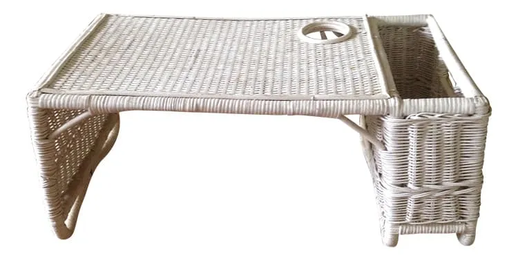 Накроватный столик, сделанный полностью из крашеной лозы