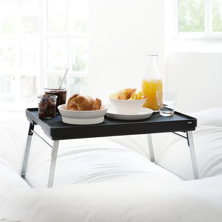 Такой столик хорош не только для завтрака в постели, но и для пикника